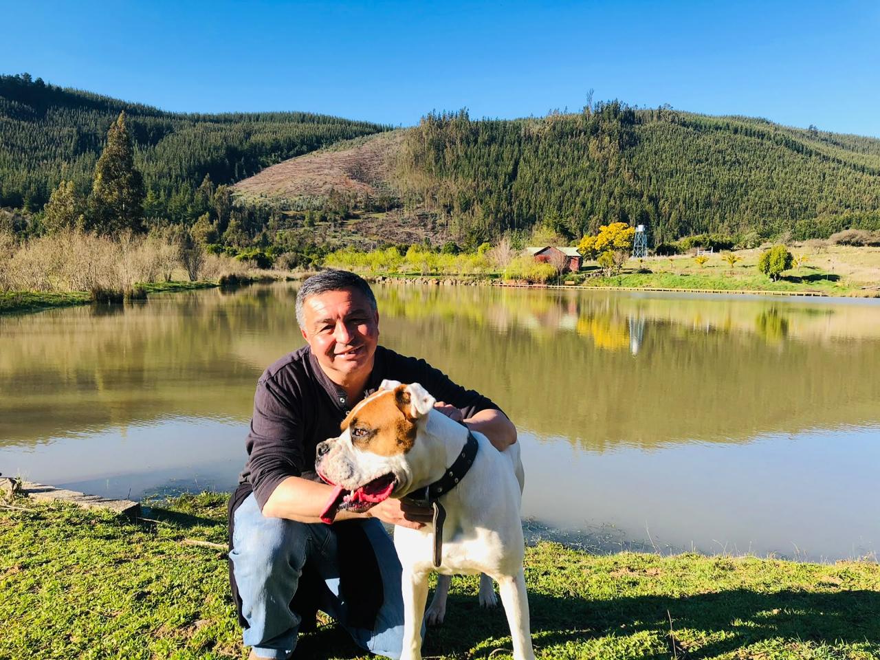 Íter Stuardo junto a su mascota