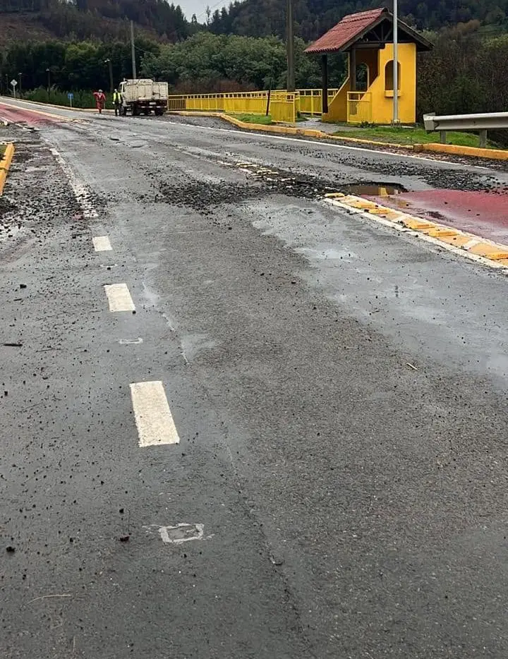 Ruta N-40 entre Cobquecura y Quirihue, con deterioro visible en la carpeta asfáltica